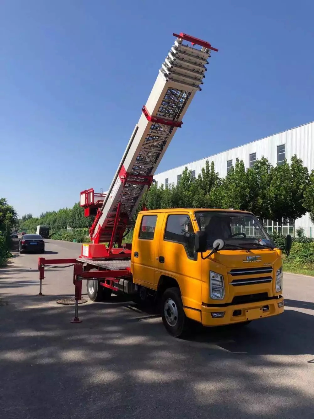 原阳附近的云梯车出租服务：轻松解决高空作业需求